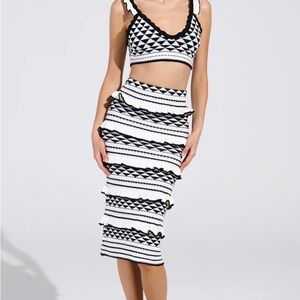 AKIRA Monochrome Patterned Midi Skirt Set